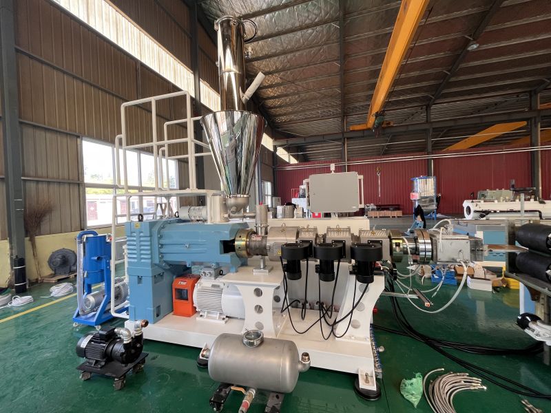 Quae sunt necessaria ad extruderos in processu producendi materia plastica?