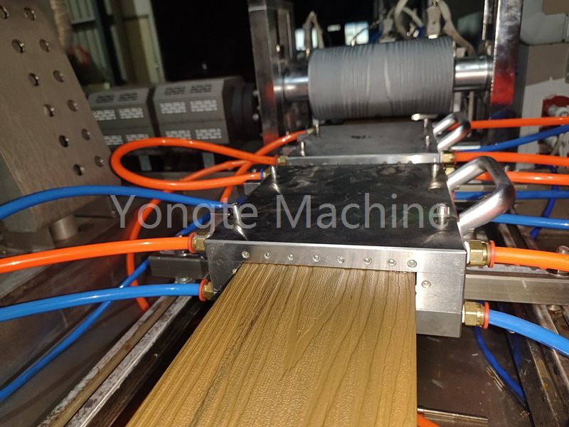 Yongte utitur provecta servo motore technicae in fabricandis lignis plasticae extruders