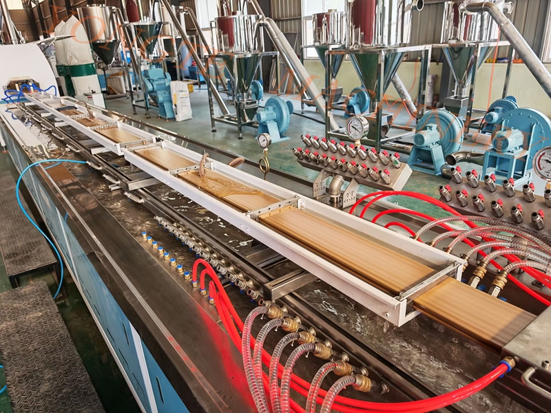 Qingdao Yongte plastic Machinery scriptor lignum plastic pavimento productio linea feliciter perficitur iudicium currere