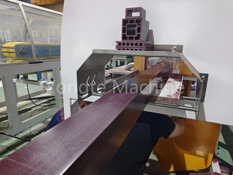 In foro in altus-finem lignum-plastic profiles continues ad calefacere et yongte co-extrusionem productio lineae auxilio societatibus occupare progressionem occasiones.