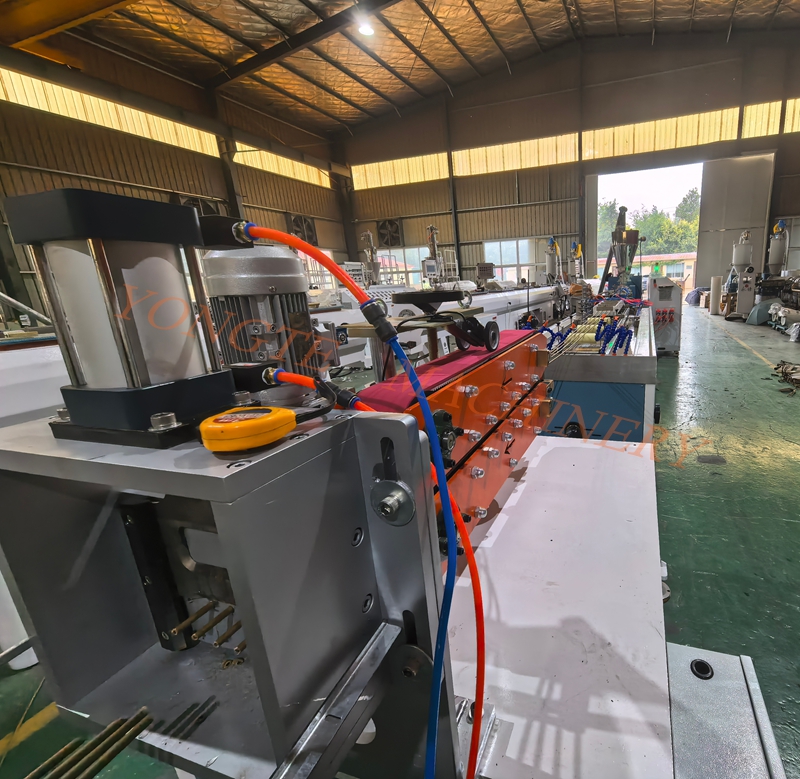 In foro ad velit rattan-sicut supellectilem calefacit sursum et yongte plastic machinery habet launched pe lignum-plastic imitatio rattan pipe productio linea.