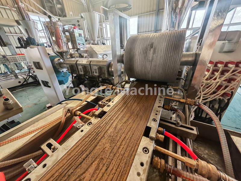 Yongte WPC tegumentis co-extrusionis linea cum online 3D instrumento impresso probatus est feliciter