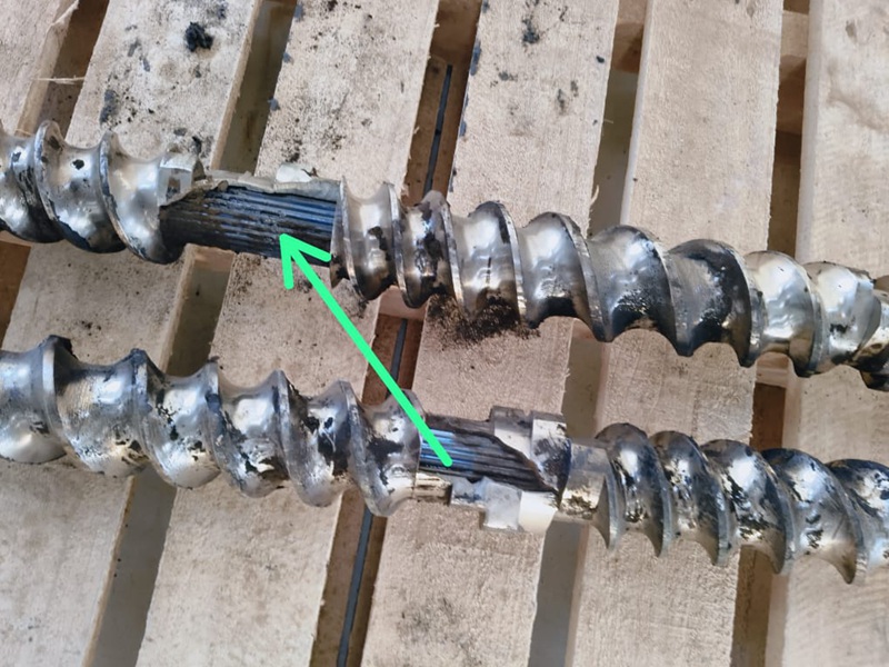 Cur cochleae machinae granulatoris WPC in currendo frangunt?