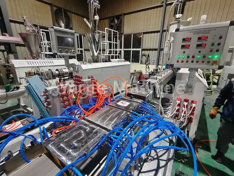 Plastic ligna extruder