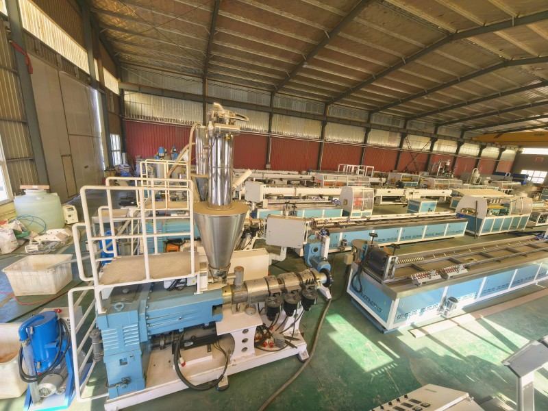 Yongte complet productionem 4 sets WPC Profile extrusionem lineae