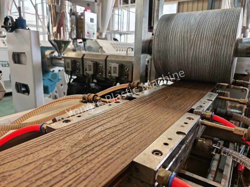 Yongte Conducts Prosperum WPC Decking Triatio Productio cum Cocoes Testa Materias Vietnamica Client