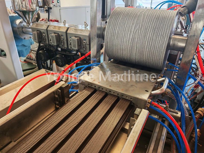 WPC murum cladding machinam faciens