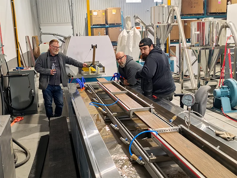 Yongte WPC Decking extrusionem Line: Prosperum Commissionem in Canada